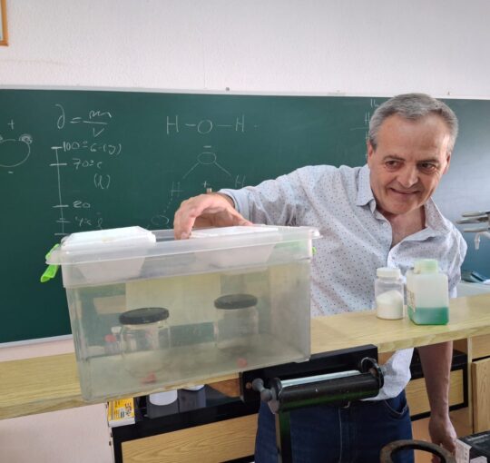 EL PROFESOR ARGENTINO SANDRO JAVIER GONZALEZ CONOCE LA LABOR DE DIVERCIENCIA.